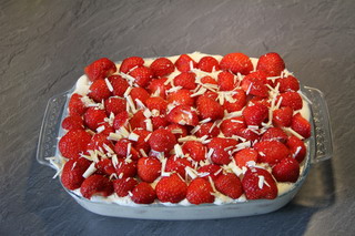 weisses_tiramisu_mit_erdbeeren